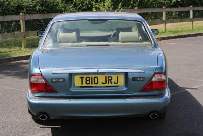 1999 Jaguar XJ8 AUTO