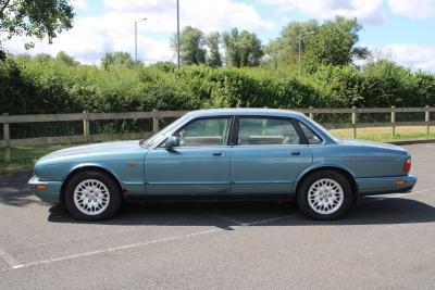1999 Jaguar XJ8 AUTO