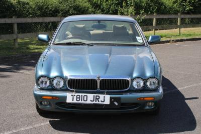 1999 Jaguar XJ8 AUTO