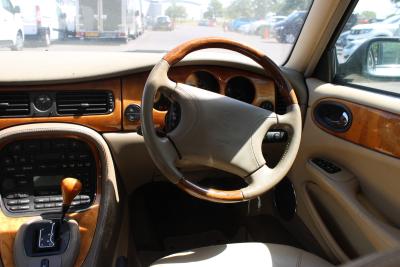 1999 Jaguar XJ8 AUTO