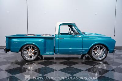 1967 GMC C10 Stepside Restomod