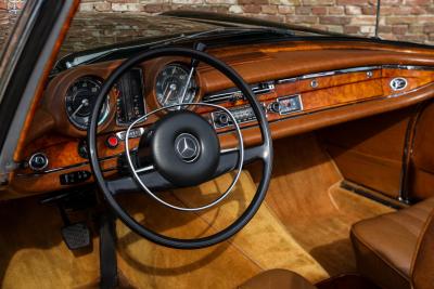 1969 Mercedes - Benz Mercedes Benz 280 SE Cabriolet &ldquo;Dunkeloliv or Dark Olive&rdquo;