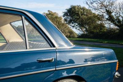 1975 Mercedes - Benz W115 200