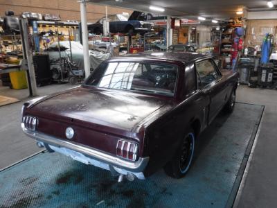 1965 Ford Mustang A code donkerrood