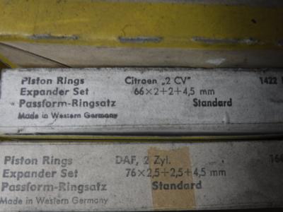 1900 several parts Pistons - Rings