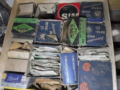 1900 several parts Pistons - Rings