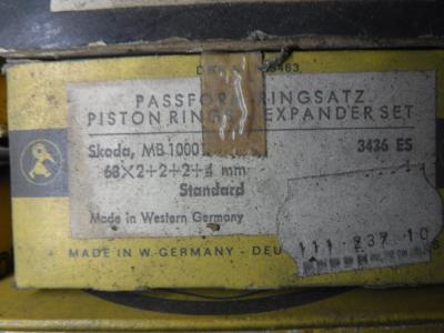 1900 several parts Pistons - Rings