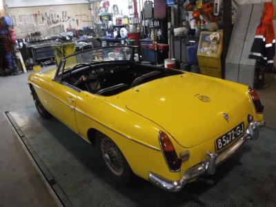 1967 MG B cabrio yellow